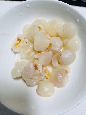 20 Litschis vorbereiten, 10 Litschis schälen und entkernen.