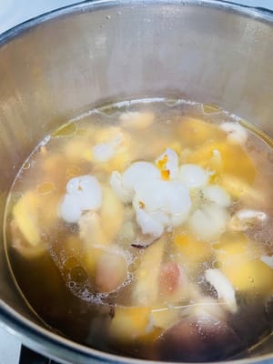 Beim Kochen im Schnellkochtopf 8 Minuten nach Beginn des Dampfens die Hitze abschalten. Nach dem Dampfen und Öffnen des Deckels die restlichen 10 Litschis schälen, entkernen und in den Topf geben. Bei geöffnetem Deckel weitere 10 Minuten kochen lassen und nach Belieben salzen.
