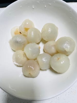 准备20粒荔枝，先取10粒荔枝去皮去核。