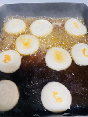 汆煮收汁：把之前煮好的紅糖水倒進鍋裡，中小火燜煮。蓋上蓋子，先燜煮兩分鐘，再打開蓋子把麵餅翻個面，再燜煮兩分鐘，讓兩面都充分吸收紅糖水。最後開大火收汁，把糖水收得稍微濃稠點，讓紅糖水緊緊裹在麵餅上，裝盤，趁熱撒上白芝麻，白芝麻的香和紅糖、糯米的甜香一混，香得能把人魂勾走～