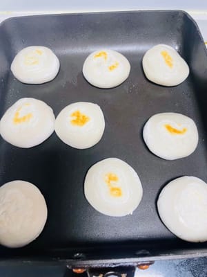 Goreng panekuk: Siapkan wajan anti lengket, semprotkan sedikit minyak (dengan api kecil), bulatkan adonan sekitar 30 g, pipihkan perlahan, masukkan panekuk kecil ke dalam wajan, beri jarak antar panekuk agar tidak saling menempel. Goreng perlahan dengan api kecil hingga satu sisi berwarna cokelat keemasan, lalu balik dan goreng sisi lainnya, goreng kedua sisi hingga keemasan dan sedikit gosong.
Total tepung terigu dan air adalah 270 g, sehingga dapat menghasilkan 9 panekuk dengan ukuran yang sama, dan panekuk dapat dipanaskan secara merata saat dimasak.