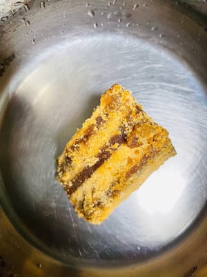 煮紅糖水：40–50克老紅糖，加入150ml清水，開小火慢慢煮，煮到紅糖完全融化即可。