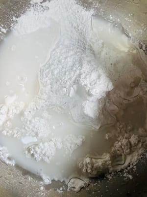 揉糯米粉糰：準備150g糯米粉，倒入120g清水（粉末和水比例大概10:8 ），揉到麵團光滑、不沾手即可