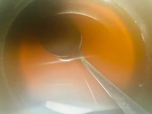 Rebus air gula merah: Masukkan gula merah tua sebanyak 40-50 gram ke dalam 150 ml air, masak perlahan dengan api kecil hingga gula merah larut sempurna.