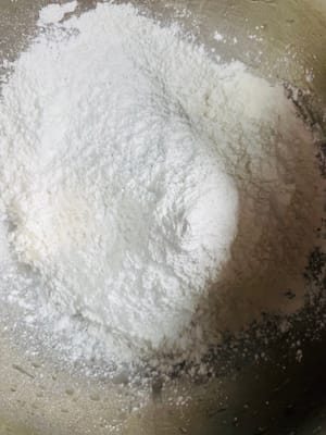 揉糯米粉糰：準備150g糯米粉，倒入120g清水（粉末和水比例大概10:8 ），揉到麵團光滑、不沾手即可