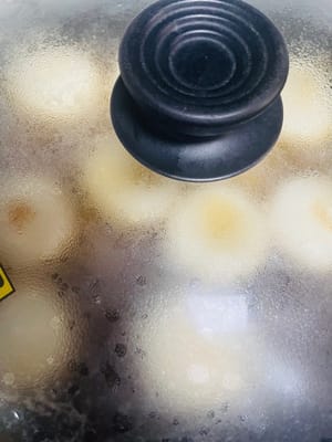汆煮收汁：把之前煮好的紅糖水倒進鍋裡，中小火燜煮。蓋上蓋子，先燜煮兩分鐘，再打開蓋子把麵餅翻個面，再燜煮兩分鐘，讓兩面都充分吸收紅糖水。最後開大火收汁，把糖水收得稍微濃稠點，讓紅糖水緊緊裹在麵餅上，裝盤，趁熱撒上白芝麻，白芝麻的香和紅糖、糯米的甜香一混，香得能把人魂勾走～