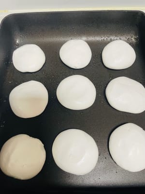 煎麵餅：拿個不沾鍋，鍋熱後噴點油（小火），粉團按每個30g左右，搓圓後再輕輕按扁，小面餅放進鍋裡，注意保持一定間距，別讓它們粘在一起。開小火慢慢煎，煎到一面金黃，再翻面煎另一面，兩面都煎成金黃微焦的狀態。
粉加水一共270g，所以剛好能做9個，大小均勻，煮的時候也能受熱一致 。