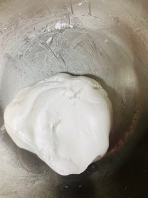 siapkan 150 gr tepung ketan, tuang 120 gr air (perbandingan tepung dan air sekitar 10:8), uleni hingga adonan kalis dan tidak lengket.