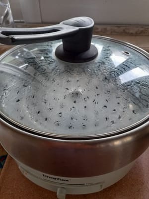 Prepare a pan for steaming, add enough water and wait for the water to boil.