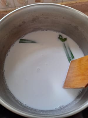 Cook the dough:
Mix coconut milk (200 ml coconut milk + 500 ml water), sugar, salt, and pandan leaves. Cook until boiling while stirring slowly so that the coconut milk does not split. Remove and let stand until warm.