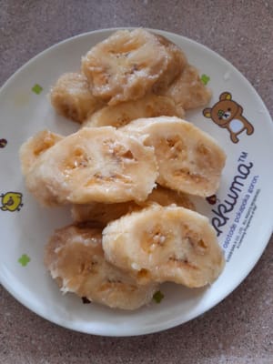 Bananas that have been peeled and sliced obliquely