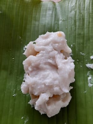 Wrap the cake;
Take a piece of banana leaf, add 2 tablespoons of dough, spread it evenly. Put 1 piece of banana in the middle, then cover with a little more dough.
