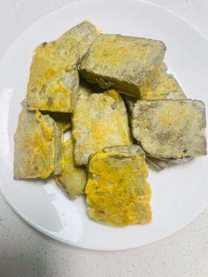 Tofu frito: Después de calentar la sartén, rocíe una pequeña cantidad de aceite y fría a fuego medio-bajo hasta que ambos lados estén dorados.