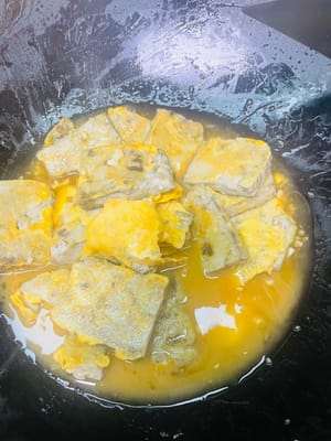 Tofu estofado: Pon una pequeña cantidad de aceite en la sartén, vierte el tofu frito y saltea suavemente unas cuantas veces, agrega la salsa preparada y cocina a fuego lento durante aproximadamente 1 minuto. Sirve en un plato y espolvorea con unas cuantas cebollas verdes picadas para decorar (puedes omitir las cebollas verdes si no te gustan).