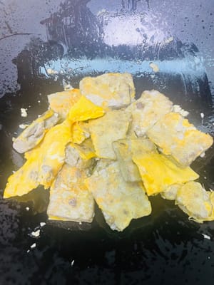 Tofu estofado: Pon una pequeña cantidad de aceite en la sartén, vierte el tofu frito y saltea suavemente unas cuantas veces, agrega la salsa preparada y cocina a fuego lento durante aproximadamente 1 minuto. Sirve en un plato y espolvorea con unas cuantas cebollas verdes picadas para decorar (puedes omitir las cebollas verdes si no te gustan).