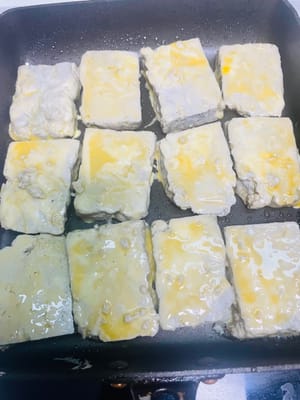 Tofu frito: Después de calentar la sartén, rocíe una pequeña cantidad de aceite y fría a fuego medio-bajo hasta que ambos lados estén dorados.