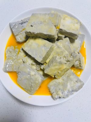 Cubrir el tofu con el líquido del huevo.