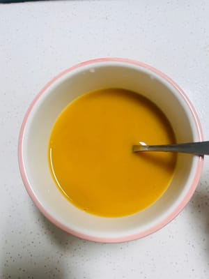 Mezcle uniformemente la salsa de soja ligera, la salsa de ostras, el azúcar, la maicena y 300 g de agua y reserve.