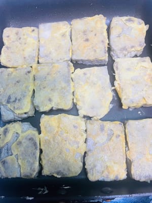 Tofu frito: Después de calentar la sartén, rocíe una pequeña cantidad de aceite y fría a fuego medio-bajo hasta que ambos lados estén dorados.
