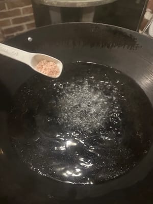Put the pot on the stove, add water, and after the water boils, add a certain amount of salt, 1/3 tablespoon of oil, an appropriate amount of water, and a certain amount of salt.
