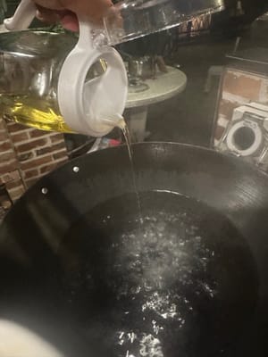 Put the pot on the stove, add water, and after the water boils, add a certain amount of salt, 1/3 tablespoon of oil, an appropriate amount of water, and a certain amount of salt.
