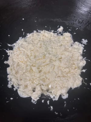 First, heat the pan to 90 degrees, add oil, pour the egg whites we prepared into the hot oil, stir-fry quickly for 3 seconds and turn off the heat.