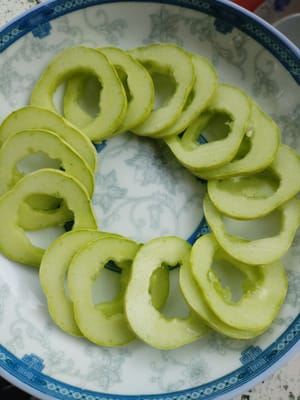 150 Gramm Gurke in Scheiben schneiden.