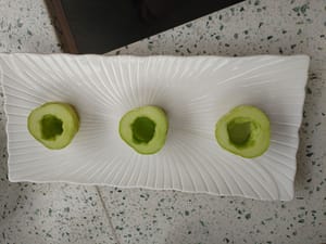 把切好的黃瓜片擺進盤中。