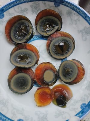 兩個皮蛋切片備用。