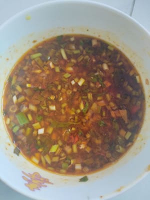 把燒好的油倒入調味料的碗中。