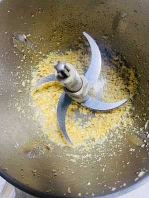 Untuk membuat pesto: Masukkan kacang pinus panggang dan bawang putih cincang ke dalam food processor dan haluskan hingga tercincang halus. Kemudian tambahkan daun basil dan haluskan bersama. Selanjutnya, tambahkan bayam yang sudah direbus sebentar dan lanjutkan menghaluskan. Terakhir, tambahkan minyak zaitun, garam, keju Parmesan atau bubuk keju, dan taburi dengan lada hitam. Haluskan hingga lembut.

Menambahkan bahan-bahan yang tidak termasuk dalam resep, seperti 10 ml krim kental, akan membuat teksturnya lebih lembut dan meningkatkan rasa creamy (saya tidak menambahkannya).