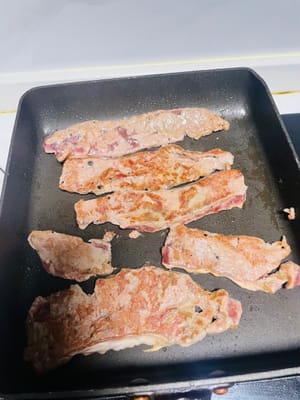 Aduk rata: Tuang pesto yang sudah disiapkan di atas pasta yang sudah dimasak dan aduk rata. Jika Anda menyukai hidangan yang lebih lengkap, tambahkan lauk pauk yang sudah disiapkan seperti steak, udang, tomat ceri, dan brokoli, aduk rata, dan siap disantap.