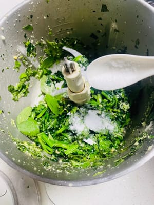 Untuk membuat pesto: Masukkan kacang pinus panggang dan bawang putih cincang ke dalam food processor dan haluskan hingga tercincang halus. Kemudian tambahkan daun basil dan haluskan bersama. Selanjutnya, tambahkan bayam yang sudah direbus sebentar dan lanjutkan menghaluskan. Terakhir, tambahkan minyak zaitun, garam, keju Parmesan atau bubuk keju, dan taburi dengan lada hitam. Haluskan hingga lembut.

Menambahkan bahan-bahan yang tidak termasuk dalam resep, seperti 10 ml krim kental, akan membuat teksturnya lebih lembut dan meningkatkan rasa creamy (saya tidak menambahkannya).