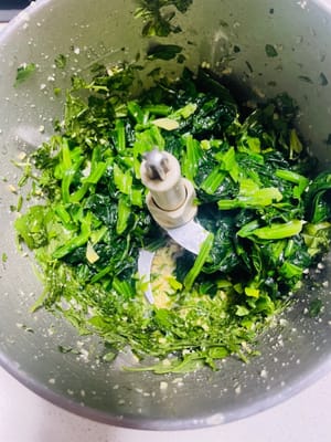 Untuk membuat pesto: Masukkan kacang pinus panggang dan bawang putih cincang ke dalam food processor dan haluskan hingga tercincang halus. Kemudian tambahkan daun basil dan haluskan bersama. Selanjutnya, tambahkan bayam yang sudah direbus sebentar dan lanjutkan menghaluskan. Terakhir, tambahkan minyak zaitun, garam, keju Parmesan atau bubuk keju, dan taburi dengan lada hitam. Haluskan hingga lembut.

Menambahkan bahan-bahan yang tidak termasuk dalam resep, seperti 10 ml krim kental, akan membuat teksturnya lebih lembut dan meningkatkan rasa creamy (saya tidak menambahkannya).