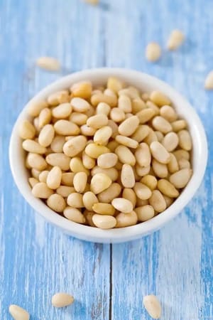 60–70 gram kacang pinus panggang