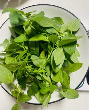 Siapkan daun basil segar.