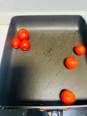 Aduk rata: Tuang pesto yang sudah disiapkan di atas pasta yang sudah dimasak dan aduk rata. Jika Anda menyukai hidangan yang lebih lengkap, tambahkan lauk pauk yang sudah disiapkan seperti steak, udang, tomat ceri, dan brokoli, aduk rata, dan siap disantap.