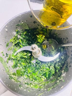 Untuk membuat pesto: Masukkan kacang pinus panggang dan bawang putih cincang ke dalam food processor dan haluskan hingga tercincang halus. Kemudian tambahkan daun basil dan haluskan bersama. Selanjutnya, tambahkan bayam yang sudah direbus sebentar dan lanjutkan menghaluskan. Terakhir, tambahkan minyak zaitun, garam, keju Parmesan atau bubuk keju, dan taburi dengan lada hitam. Haluskan hingga lembut.

Menambahkan bahan-bahan yang tidak termasuk dalam resep, seperti 10 ml krim kental, akan membuat teksturnya lebih lembut dan meningkatkan rasa creamy (saya tidak menambahkannya).