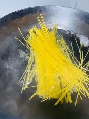 Memasak pasta: Dalam panci terpisah, didihkan air, tambahkan sedikit garam, dan masak pasta selama kurang lebih 12 menit, hingga matang dengan tekstur yang tepat. Tiriskan pasta.