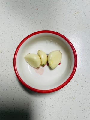 Kupas dan sisihkan bawang putih.