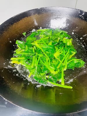 Merebus Bayam: Bersihkan dan cuci bayam. Rebus sepanci air, tambahkan beberapa tetes minyak, masukkan bayam dan masak selama 2 menit. Angkat dan tiriskan airnya. Cincang kasar beberapa kali dan sisihkan. Jangan cincang terlalu halus.