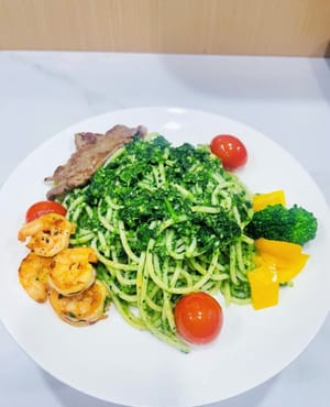Aduk rata: Tuang pesto yang sudah disiapkan di atas pasta yang sudah dimasak dan aduk rata. Jika Anda menyukai hidangan yang lebih lengkap, tambahkan lauk pauk yang sudah disiapkan seperti steak, udang, tomat ceri, dan brokoli, aduk rata, dan siap disantap.