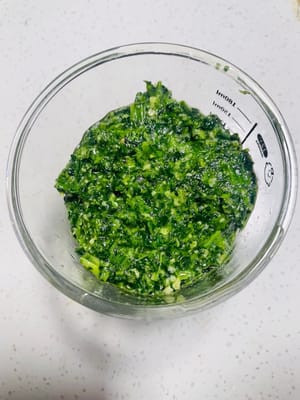 Untuk membuat pesto: Masukkan kacang pinus panggang dan bawang putih cincang ke dalam food processor dan haluskan hingga tercincang halus. Kemudian tambahkan daun basil dan haluskan bersama. Selanjutnya, tambahkan bayam yang sudah direbus sebentar dan lanjutkan menghaluskan. Terakhir, tambahkan minyak zaitun, garam, keju Parmesan atau bubuk keju, dan taburi dengan lada hitam. Haluskan hingga lembut.

Menambahkan bahan-bahan yang tidak termasuk dalam resep, seperti 10 ml krim kental, akan membuat teksturnya lebih lembut dan meningkatkan rasa creamy (saya tidak menambahkannya).