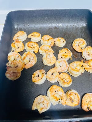 Aduk rata: Tuang pesto yang sudah disiapkan di atas pasta yang sudah dimasak dan aduk rata. Jika Anda menyukai hidangan yang lebih lengkap, tambahkan lauk pauk yang sudah disiapkan seperti steak, udang, tomat ceri, dan brokoli, aduk rata, dan siap disantap.