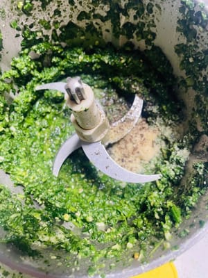 Untuk membuat pesto: Masukkan kacang pinus panggang dan bawang putih cincang ke dalam food processor dan haluskan hingga tercincang halus. Kemudian tambahkan daun basil dan haluskan bersama. Selanjutnya, tambahkan bayam yang sudah direbus sebentar dan lanjutkan menghaluskan. Terakhir, tambahkan minyak zaitun, garam, keju Parmesan atau bubuk keju, dan taburi dengan lada hitam. Haluskan hingga lembut.

Menambahkan bahan-bahan yang tidak termasuk dalam resep, seperti 10 ml krim kental, akan membuat teksturnya lebih lembut dan meningkatkan rasa creamy (saya tidak menambahkannya).