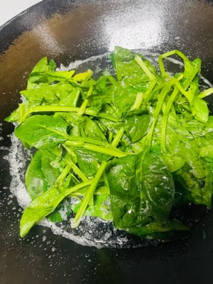 Merebus Bayam: Bersihkan dan cuci bayam. Rebus sepanci air, tambahkan beberapa tetes minyak, masukkan bayam dan masak selama 2 menit. Angkat dan tiriskan airnya. Cincang kasar beberapa kali dan sisihkan. Jangan cincang terlalu halus.