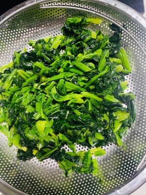 Merebus Bayam: Bersihkan dan cuci bayam. Rebus sepanci air, tambahkan beberapa tetes minyak, masukkan bayam dan masak selama 2 menit. Angkat dan tiriskan airnya. Cincang kasar beberapa kali dan sisihkan. Jangan cincang terlalu halus.