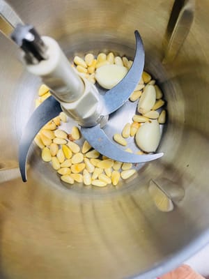 Untuk membuat pesto: Masukkan kacang pinus panggang dan bawang putih cincang ke dalam food processor dan haluskan hingga tercincang halus. Kemudian tambahkan daun basil dan haluskan bersama. Selanjutnya, tambahkan bayam yang sudah direbus sebentar dan lanjutkan menghaluskan. Terakhir, tambahkan minyak zaitun, garam, keju Parmesan atau bubuk keju, dan taburi dengan lada hitam. Haluskan hingga lembut.

Menambahkan bahan-bahan yang tidak termasuk dalam resep, seperti 10 ml krim kental, akan membuat teksturnya lebih lembut dan meningkatkan rasa creamy (saya tidak menambahkannya).