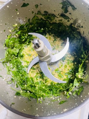 Untuk membuat pesto: Masukkan kacang pinus panggang dan bawang putih cincang ke dalam food processor dan haluskan hingga tercincang halus. Kemudian tambahkan daun basil dan haluskan bersama. Selanjutnya, tambahkan bayam yang sudah direbus sebentar dan lanjutkan menghaluskan. Terakhir, tambahkan minyak zaitun, garam, keju Parmesan atau bubuk keju, dan taburi dengan lada hitam. Haluskan hingga lembut.

Menambahkan bahan-bahan yang tidak termasuk dalam resep, seperti 10 ml krim kental, akan membuat teksturnya lebih lembut dan meningkatkan rasa creamy (saya tidak menambahkannya).