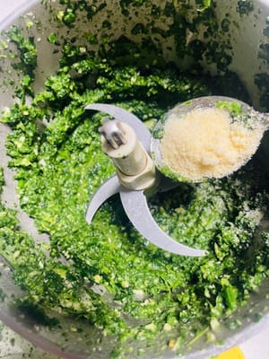 Untuk membuat pesto: Masukkan kacang pinus panggang dan bawang putih cincang ke dalam food processor dan haluskan hingga tercincang halus. Kemudian tambahkan daun basil dan haluskan bersama. Selanjutnya, tambahkan bayam yang sudah direbus sebentar dan lanjutkan menghaluskan. Terakhir, tambahkan minyak zaitun, garam, keju Parmesan atau bubuk keju, dan taburi dengan lada hitam. Haluskan hingga lembut.

Menambahkan bahan-bahan yang tidak termasuk dalam resep, seperti 10 ml krim kental, akan membuat teksturnya lebih lembut dan meningkatkan rasa creamy (saya tidak menambahkannya).